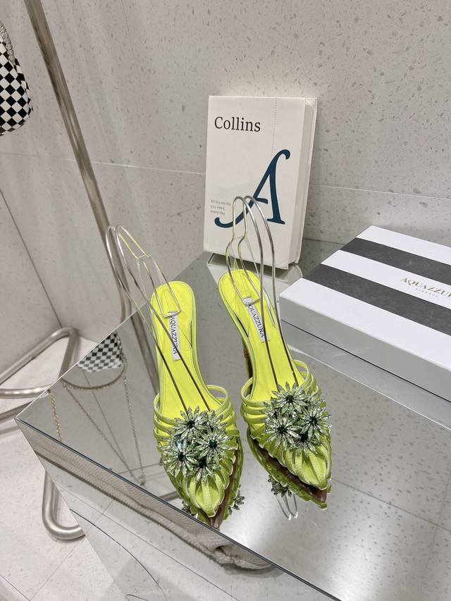 尖头水钻高跟鞋 Aquazzura Zp 原版开模 新品高跟凉鞋。采用原版定制真丝制成，原版开模施华洛奇水钻装饰扣，超闪 大底金色标志性菠萝微标赋予单品丰富的品