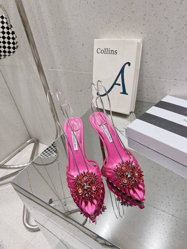 尖头水钻高跟鞋 Aquazzura Zp 原版开模 新品高跟凉鞋。采用原版定制真丝制成，原版开模施华洛奇水钻装饰扣，超闪 大底金色标志性菠萝微标赋予单品丰富的品