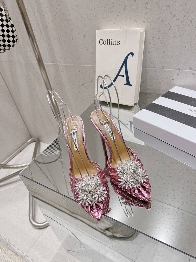 尖头水钻高跟鞋 Aquazzura Zp 原版开模 新品高跟凉鞋。采用原版定制真丝制成，原版开模施华洛奇水钻装饰扣，超闪 大底金色标志性菠萝微标赋予单品丰富的品