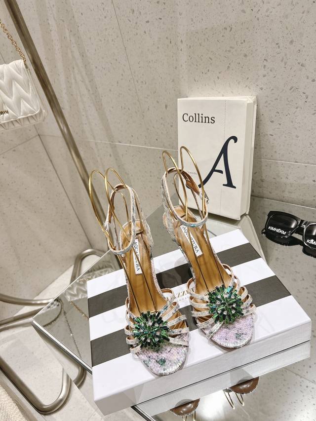 水钻高跟鞋 Aquazzura 新品高跟凉鞋。采用原版定制蛇纹羊皮制成，原版开模施华洛奇水钻装饰扣，超闪 大底金色标志性菠萝微标赋予单品丰富的品牌内涵与奢华的外