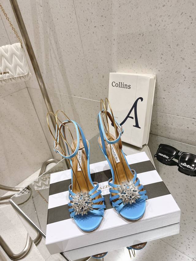 水钻高跟鞋 Aquazzura 新品高跟凉鞋。采用原版定制真丝制成，原版开模施华洛奇水钻装饰扣，超闪 大底金色标志性菠萝微标赋予单品丰富的品牌内涵与奢华的外观单