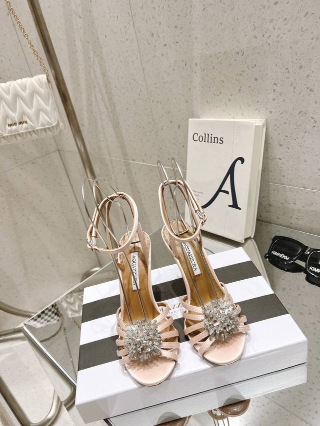 水钻高跟鞋 Aquazzura 新品高跟凉鞋。采用原版定制真丝制成，原版开模施华洛奇水钻装饰扣，超闪 大底金色标志性菠萝微标赋予单品丰富的品牌内涵与奢华的外观单