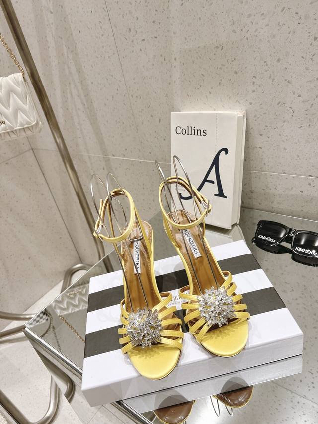 水钻高跟鞋 Aquazzura 新品高跟凉鞋。采用原版定制真丝制成，原版开模施华洛奇水钻装饰扣，超闪 大底金色标志性菠萝微标赋予单品丰富的品牌内涵与奢华的外观单