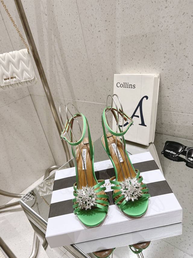 水钻高跟鞋 Aquazzura 新品高跟凉鞋。采用原版定制真丝制成，原版开模施华洛奇水钻装饰扣，超闪 大底金色标志性菠萝微标赋予单品丰富的品牌内涵与奢华的外观单