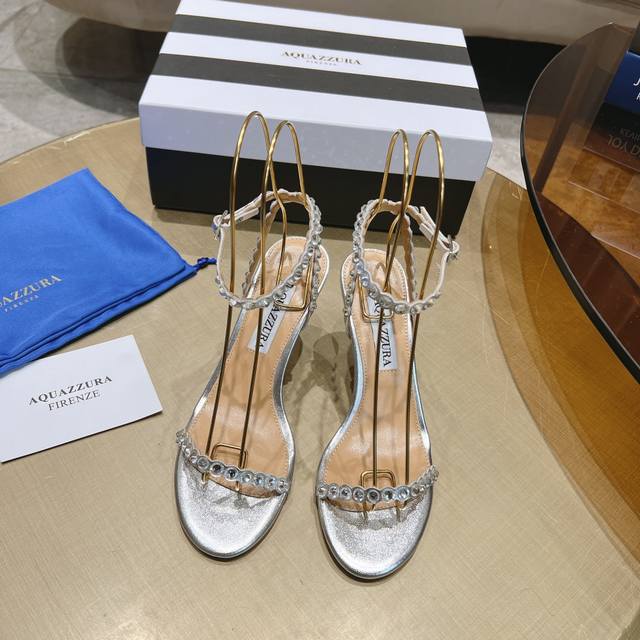 Aquazzura 惊艳火爆款、菠萝王室贵族的钟爱雍容华贵、气质高雅、到手如图柜级品质、进口金属布纹羊皮面料、精美的设计、小羊皮内里、意大利真a级真皮大底、跟高