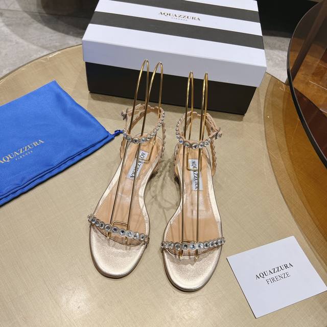 Aquazzura 惊艳火爆款、菠萝王室贵族的钟爱雍容华贵、气质高雅、到手如图柜级品质、进口金属布纹羊皮面料、精美的设计、小羊皮内里、意大利真a级真皮大底、跟高