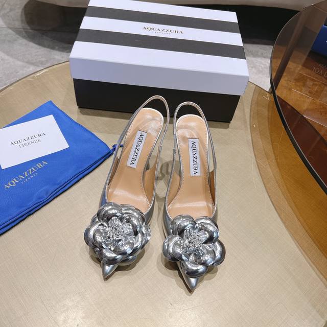 Aquazzura 惊艳火爆款、菠萝王室贵族的钟爱雍容华贵、气质高雅、到手如图柜级品质、小牛漆皮同色质山茶花、小羊皮内里、意大利真a级真皮大底、跟高8.5、码数