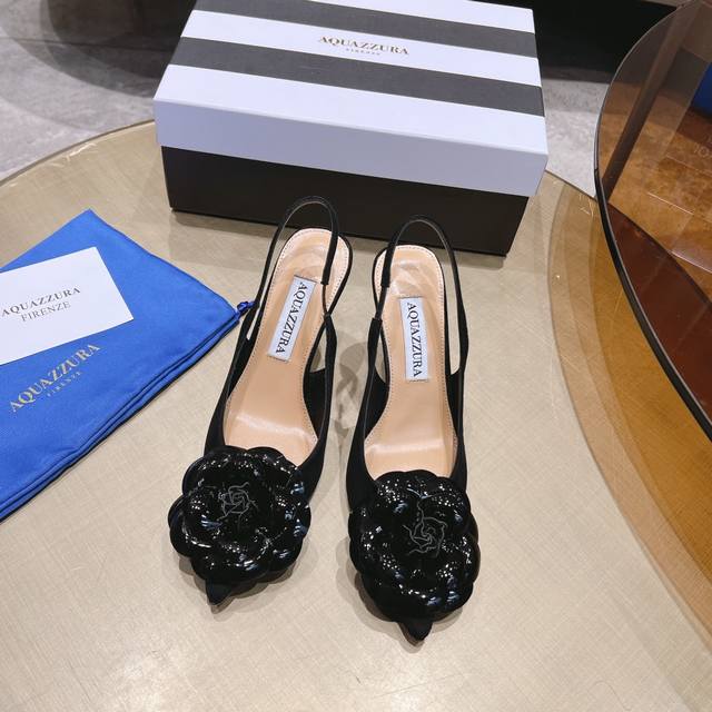 Aquazzura 惊艳火爆款、菠萝王室贵族的钟爱雍容华贵、气质高雅、到手如图柜级品质、小牛漆皮同色质山茶花、小羊皮内里、意大利真a级真皮大底、跟高8.5、码数