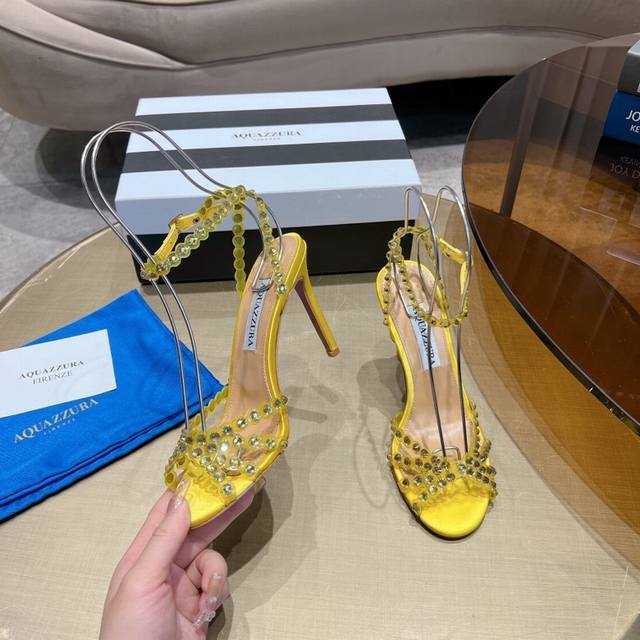 Aquazzura 惊艳火爆款、菠萝王室贵族的钟爱雍容华贵、气质高雅、到手如图柜级品质、进口pv C透明片面料、精美的配色水晶玻璃饰品、有种清泉脚上流、夏日应景