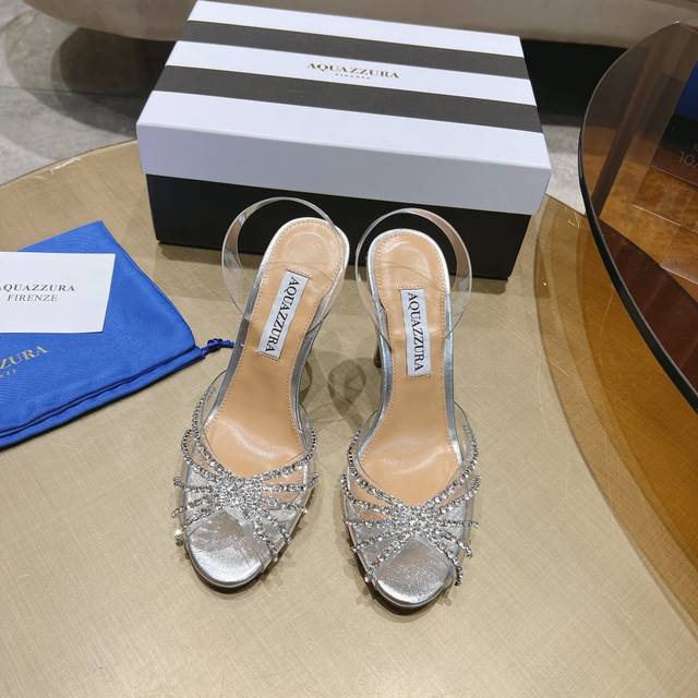 Aquazzura 惊艳火爆款、菠萝王室贵族的钟爱雍容华贵、气质高雅、到手如图柜级品质、进口pv C透明片面料手工钉制水钻链、有种清泉脚上流、夏日应景绝配、小羊