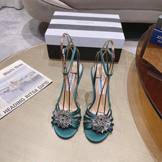 Aquazzura 惊艳火爆款、菠萝王室贵族的钟爱雍容华贵、气质高雅、到手如图柜级品质、进口真丝面料．璀璨别致水钻饰扣、小羊皮内里、意大利真a级真皮大底、跟高