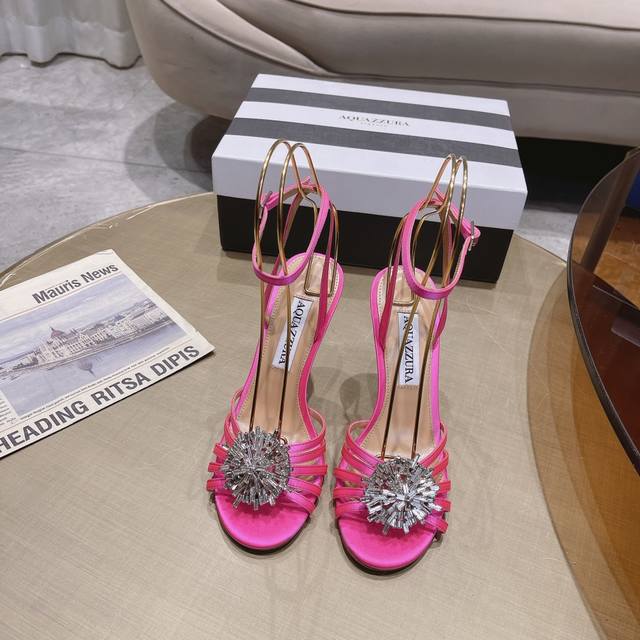 Aquazzura 惊艳火爆款、菠萝王室贵族的钟爱雍容华贵、气质高雅、到手如图柜级品质、进口真丝面料．璀璨别致水钻饰扣、小羊皮内里、意大利真a级真皮大底、跟高