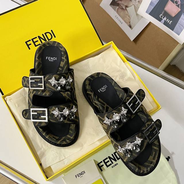 顶级版本：水钻 Fendi芬迪 最新配色 情侣款feel老花ff凉拖鞋 原版购入开发 做货 芬迪早秋最新款 双带平底拖鞋，带ff Baguette装饰性搭扣。奶