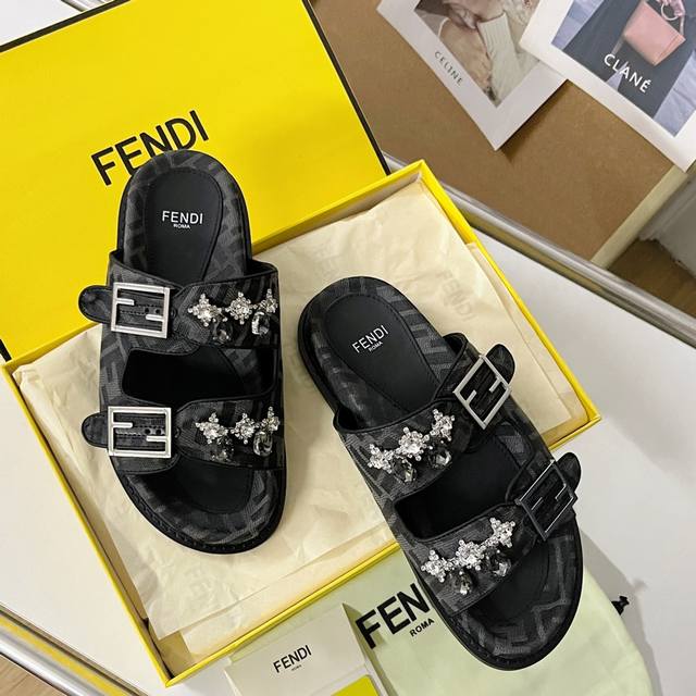 顶级版本：水钻 Fendi芬迪 最新配色 情侣款feel老花ff凉拖鞋 原版购入开发 做货 芬迪早秋最新款 双带平底拖鞋，带ff Baguette装饰性搭扣。奶