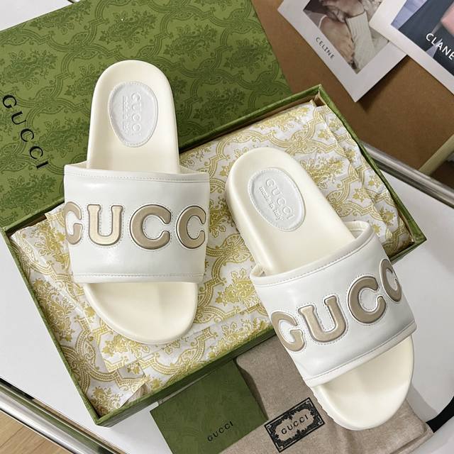 顶级版本： Gucci古驰 G家 最新 情侣款 一字拖 凉拖鞋 原版购入开发 做货 G家 这款凉拖以黑色皮革匠心打造，正面饰有白色撞色皮革gucci字样，为整个