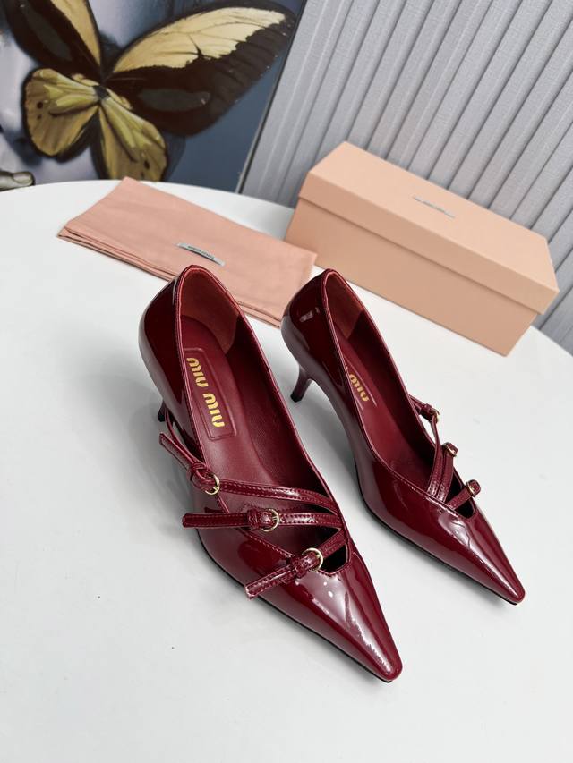 工厂 2023 新款新品 Miu Miu 全新超美装饰搭配,时尚淑女气质十足 双色拼接 又不乏美艳色彩,外侧附带弹力象巾 上脚非常方便意大利引进的原版楦头是最新