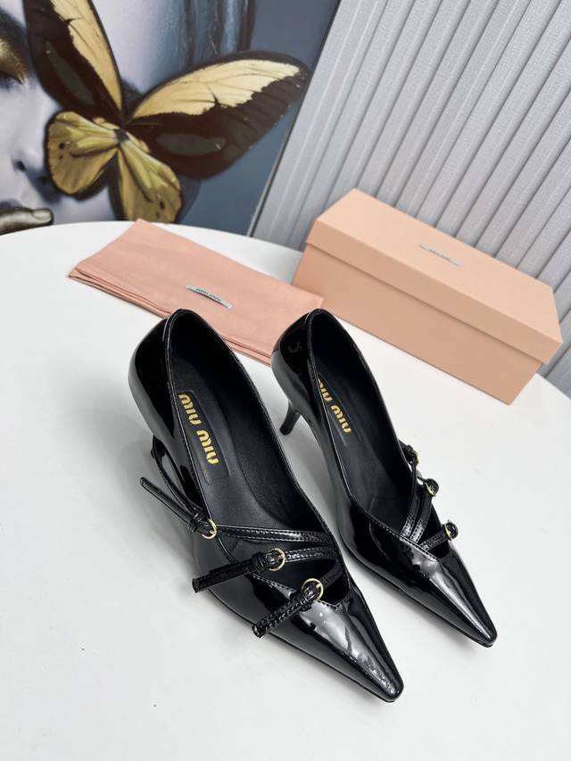 工厂 2023 新款新品 Miu Miu 全新超美装饰搭配,时尚淑女气质十足 双色拼接 又不乏美艳色彩,外侧附带弹力象巾 上脚非常方便意大利引进的原版楦头是最新