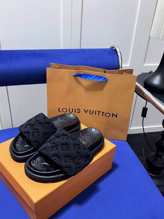 橙子出厂价 Louis Vuitton 路易威登 Lv魔术贴拖鞋 凉拖 情侣款 新款印花大底 ，硬货上新，专柜主打，代购级别！高级感十足！国内外博主刷爆的一款，