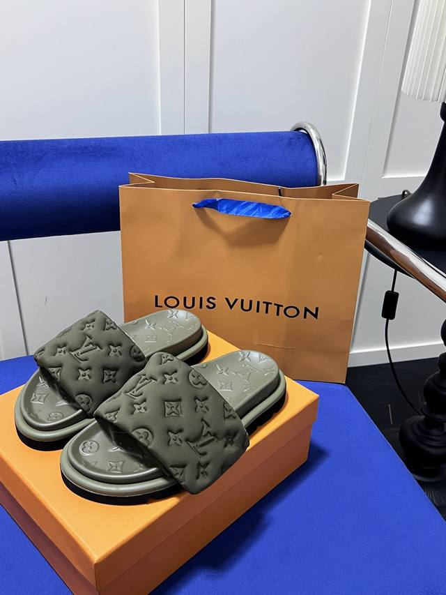 橙子出厂价 Louis Vuitton 路易威登 Lv魔术贴拖鞋 凉拖 情侣款 新款印花大底 ，硬货上新，专柜主打，代购级别！高级感十足！国内外博主刷爆的一款，