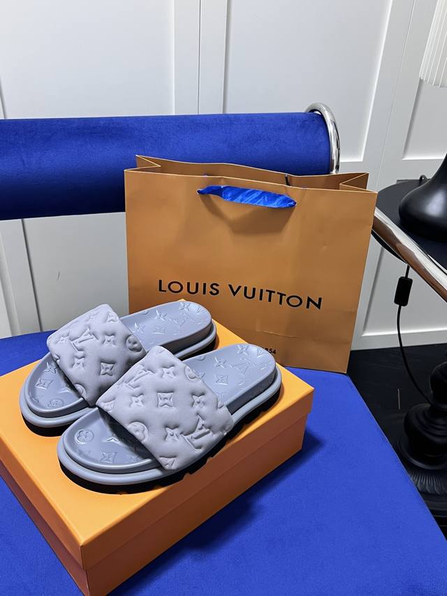 橙子出厂价 Louis Vuitton 路易威登 Lv魔术贴拖鞋 凉拖 情侣款 新款印花大底 ，硬货上新，专柜主打，代购级别！高级感十足！国内外博主刷爆的一款，