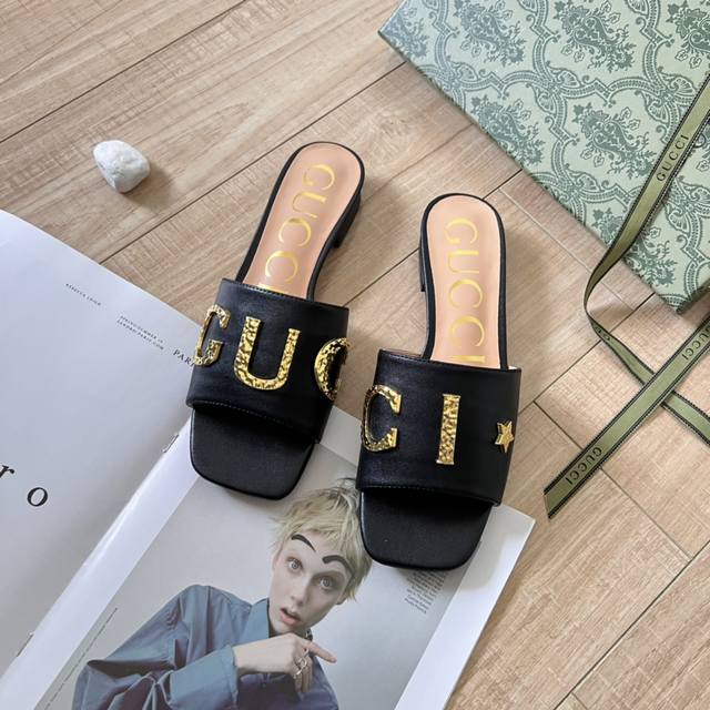 Gucci 古驰2024顶级专柜 新款限定 官网上新 独家首发 Gucci 古驰 24初夏不对称字母拖鞋 古驰拖 Gucci美鞋 Gucci鞋控 时装周