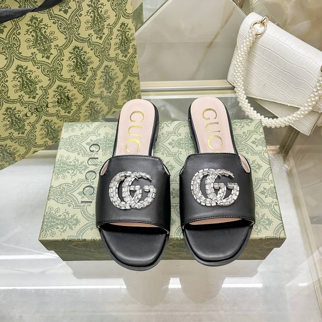 Gucci 古驰2024顶级专柜 新款限定 官网上新 独家首发 Gucci 宽头水钻双c拖鞋 古驰拖 Gucci美鞋 Gucci鞋控 时装周新款 小红书