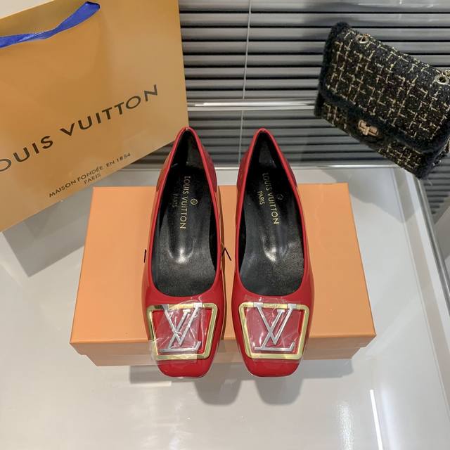 Lv 平底鞋火热上新全新版本全新系列产品，新增加多个颜色让亲们更好的选择它方头设计更加人性化不磨脚舒服进口电镀五金工艺配件不掉漆不氧化、亲们喜欢平底单鞋