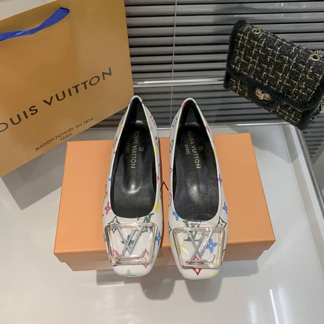 Lv 平底鞋火热上新全新版本全新系列产品，新增加多个颜色让亲们更好的选择它方头设计更加人性化不磨脚舒服进口电镀五金工艺配件不掉漆不氧化、亲们喜欢平底单鞋