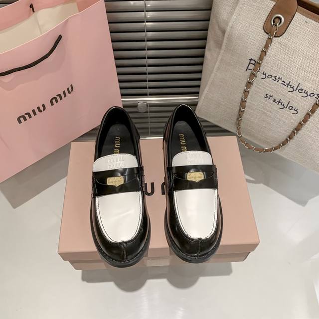 Miu Miu 2023专柜 顶级专柜 初夏新款 三色首发 Mm金币乐福鞋 小红书热搜 初夏时尚穿搭 明星同款 原版开模 代购版本 进口小牛皮 内里 垫