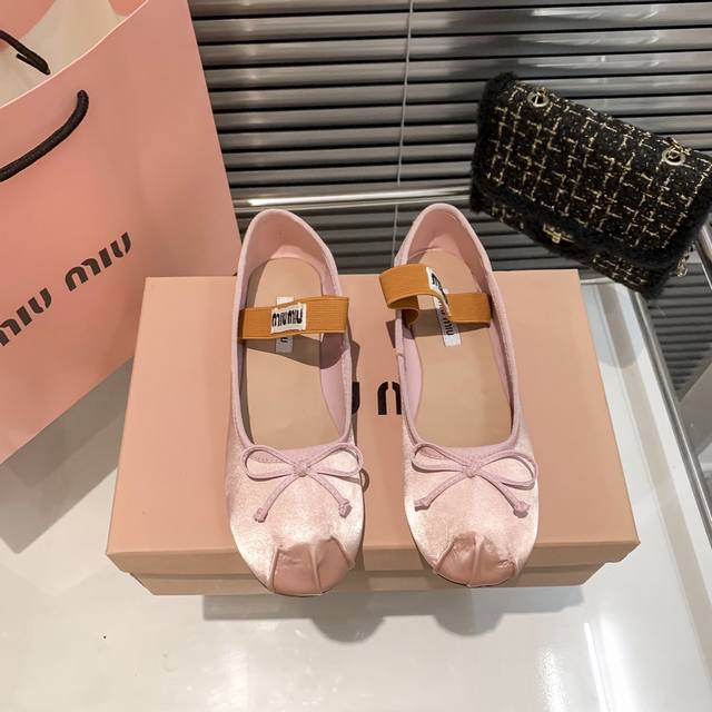 Miumiu 2022 顶级专柜 秋冬新款 专柜上新 独家首发 Mm经典芭蕾舞鞋 跳舞鞋 奶奶鞋 Ins穿搭时尚 小红书推荐 明星同款 原版开模 代购版