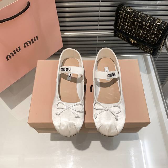 Miumiu 2022 顶级专柜 秋冬新款 专柜上新 独家首发 Mm经典芭蕾舞鞋 跳舞鞋 奶奶鞋 Ins穿搭时尚 小红书推荐 明星同款 原版开模 代购版