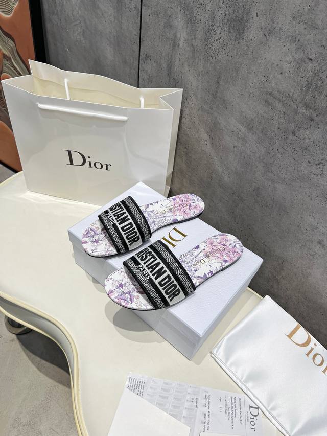 冲量价: 真皮底+40 Dior 迪奥专柜新色女士平底拖鞋. 时尚新颖.简约大气而不失雅致.原版1：1开发，材质与原版一致。颜色.黑.红.粉.蓝 .， 内里:羊