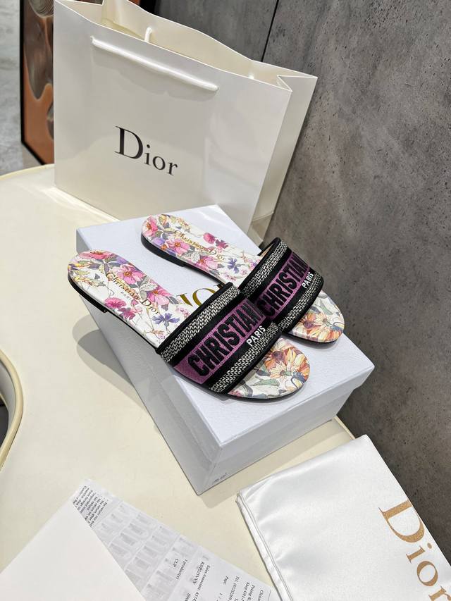 冲量价: 真皮底+40 Dior 迪奥专柜新色女士平底拖鞋. 时尚新颖.简约大气而不失雅致.原版1：1开发，材质与原版一致。颜色.黑.红.粉.蓝 .， 内里:羊