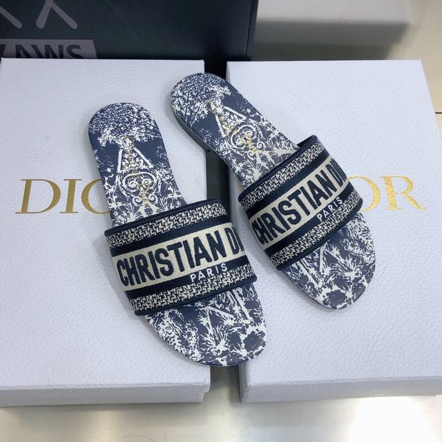 工厂价:平底 粗跟 迪奥 Dior 2021 Dway 早春新款一字拖女鞋 Cd字母logo立体刺绣平底凉鞋 圆头粗跟果冻色露跟拖鞋 市面顶级版本 材质:鞋面原