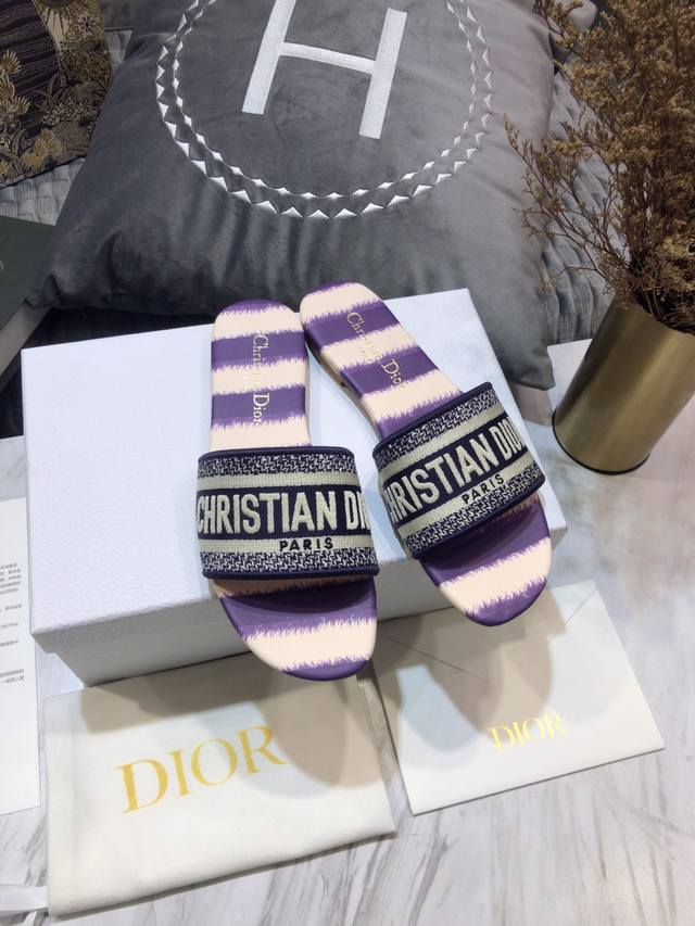 工厂价:平底 粗跟 迪奥 Dior 2021 Dway 早春新款一字拖女鞋 Cd字母logo立体刺绣平底凉鞋 圆头粗跟果冻色露跟拖鞋 市面顶级版本 材质:鞋面原