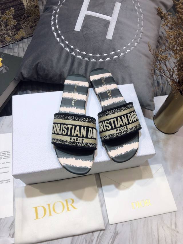 工厂价:平底 粗跟 迪奥 Dior 2021 Dway 早春新款一字拖女鞋 Cd字母logo立体刺绣平底凉鞋 圆头粗跟果冻色露跟拖鞋 市面顶级版本 材质:鞋面原