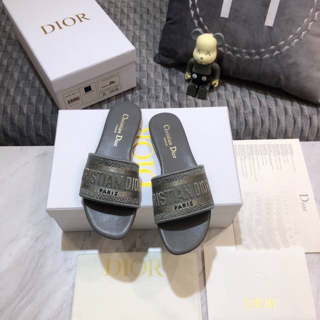 工厂价:平底 粗跟 迪奥 Dior 2021 Dway 早春新款一字拖女鞋 Cd字母logo立体刺绣平底凉鞋 圆头粗跟果冻色露跟拖鞋 市面顶级版本 材质:鞋面原