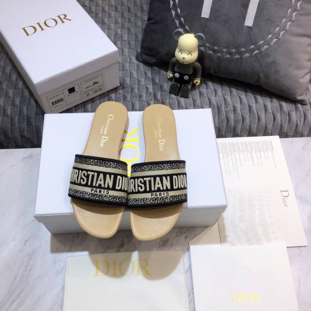 工厂价:平底 粗跟 迪奥 Dior 2021 Dway 早春新款一字拖女鞋 Cd字母logo立体刺绣平底凉鞋 圆头粗跟果冻色露跟拖鞋 市面顶级版本 材质:鞋面原