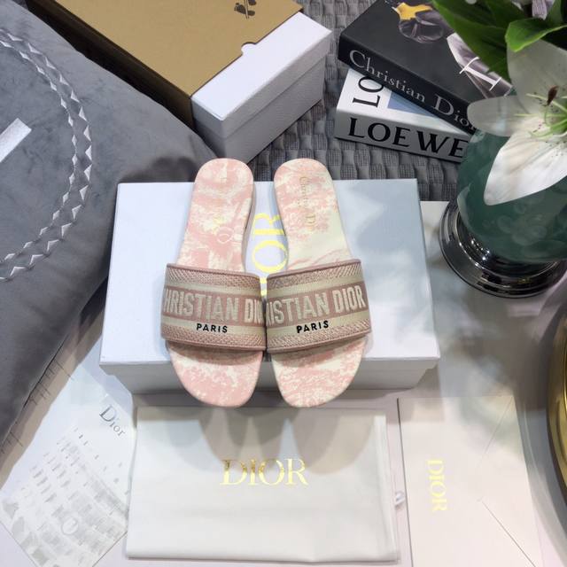 工厂价:平底 粗跟 迪奥 Dior 2021 Dway 早春新款一字拖女鞋 Cd字母logo立体刺绣平底凉鞋 圆头粗跟果冻色露跟拖鞋 市面顶级版本 材质:鞋面原