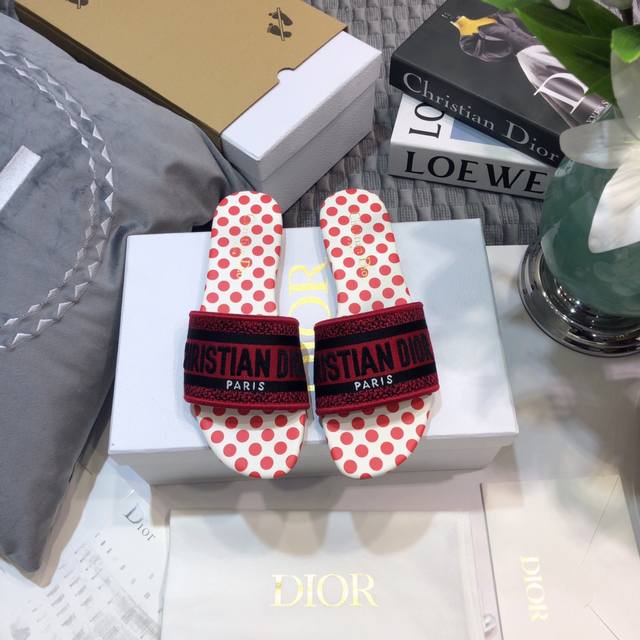 工厂价:平底 粗跟 迪奥 Dior 2021 Dway 早春新款一字拖女鞋 Cd字母logo立体刺绣平底凉鞋 圆头粗跟果冻色露跟拖鞋 市面顶级版本 材质:鞋面原