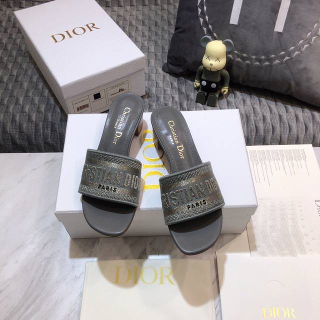 工厂价:平底 粗跟 迪奥 Dior 2021 Dway 早春新款一字拖女鞋 Cd字母logo立体刺绣平底凉鞋 圆头粗跟果冻色露跟拖鞋 市面顶级版本 材质:鞋面原