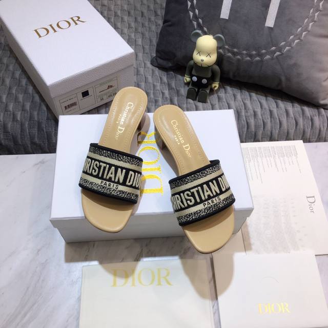 工厂价:平底 粗跟 迪奥 Dior 2021 Dway 早春新款一字拖女鞋 Cd字母logo立体刺绣平底凉鞋 圆头粗跟果冻色露跟拖鞋 市面顶级版本 材质:鞋面原