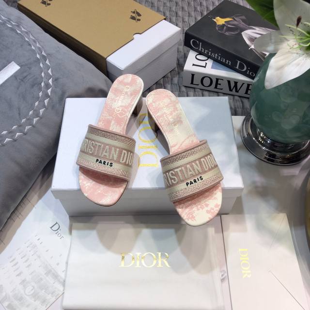 工厂价:平底 粗跟 迪奥 Dior 2021 Dway 早春新款一字拖女鞋 Cd字母logo立体刺绣平底凉鞋 圆头粗跟果冻色露跟拖鞋 市面顶级版本 材质:鞋面原