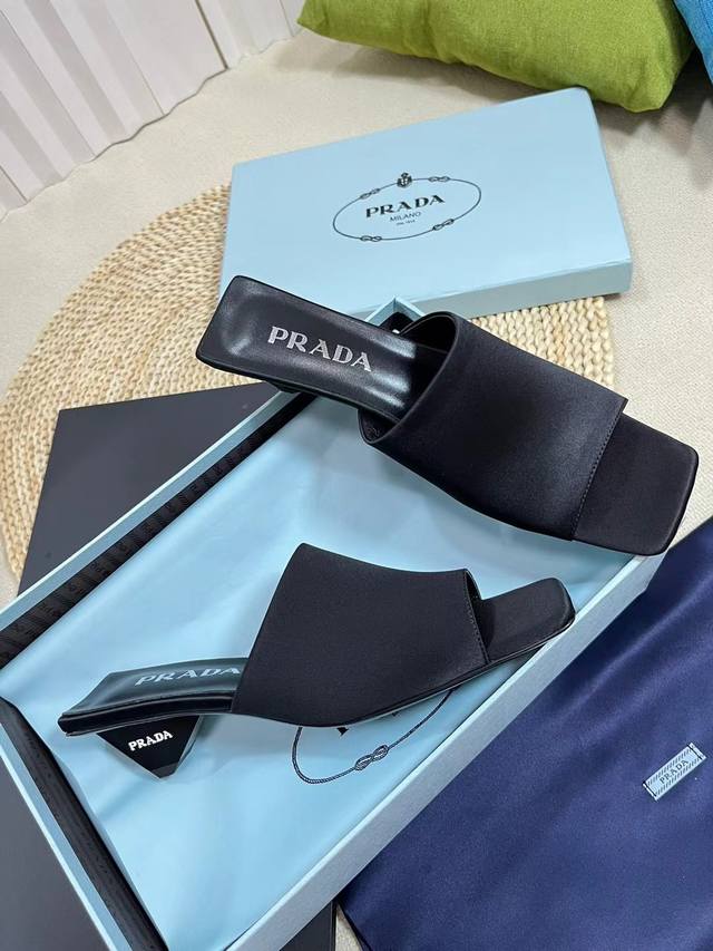 Prada 普拉达 24 专柜走秀款早春新品方头三角跟拖鞋系列 鞋面：高定制真丝面料 内里：进口水染羊皮 大底：原版意大利真皮大底 跟高：3.5Cm 鞋码: 3