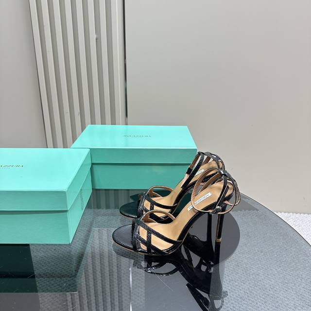 Aquazzura 2024新款凉鞋 代购品质 面料采用原版定制蛇纹皮制成，一字带设计高跟凉鞋 上脚超级有气质 既简洁又时髦 太闪太美啦 美出出新高度！ 交叉设