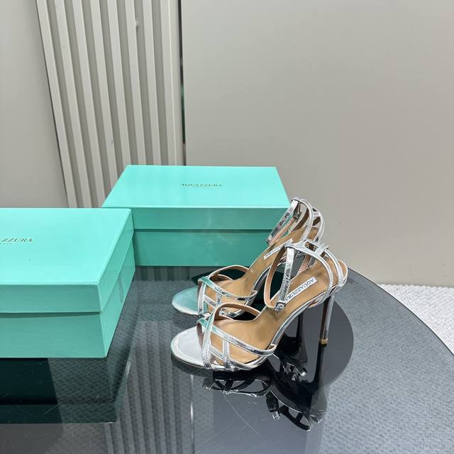 Aquazzura 2024新款凉鞋 代购品质 面料采用原版定制蛇纹皮制成，一字带设计高跟凉鞋 上脚超级有气质 既简洁又时髦 太闪太美啦 美出出新高度！ 交叉设