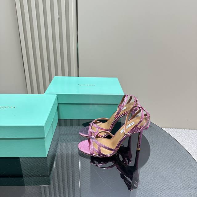 Aquazzura 2024新款凉鞋 代购品质 面料采用原版定制蛇纹皮制成，一字带设计高跟凉鞋 上脚超级有气质 既简洁又时髦 太闪太美啦 美出出新高度！ 交叉设