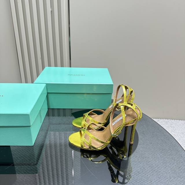 Aquazzura 2024新款凉鞋 代购品质 面料采用原版定制蛇纹皮制成，一字带设计高跟凉鞋 上脚超级有气质 既简洁又时髦 太闪太美啦 美出出新高度！ 交叉设