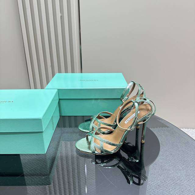 Aquazzura 2024新款凉鞋 代购品质 面料采用原版定制蛇纹皮制成，一字带设计高跟凉鞋 上脚超级有气质 既简洁又时髦 太闪太美啦 美出出新高度！ 交叉设