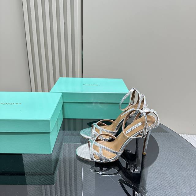 Aquazzura 2024新款凉鞋 代购品质 面料采用原版定制蛇纹皮制成，一字带设计高跟凉鞋 上脚超级有气质 既简洁又时髦 太闪太美啦 美出出新高度！ 交叉设